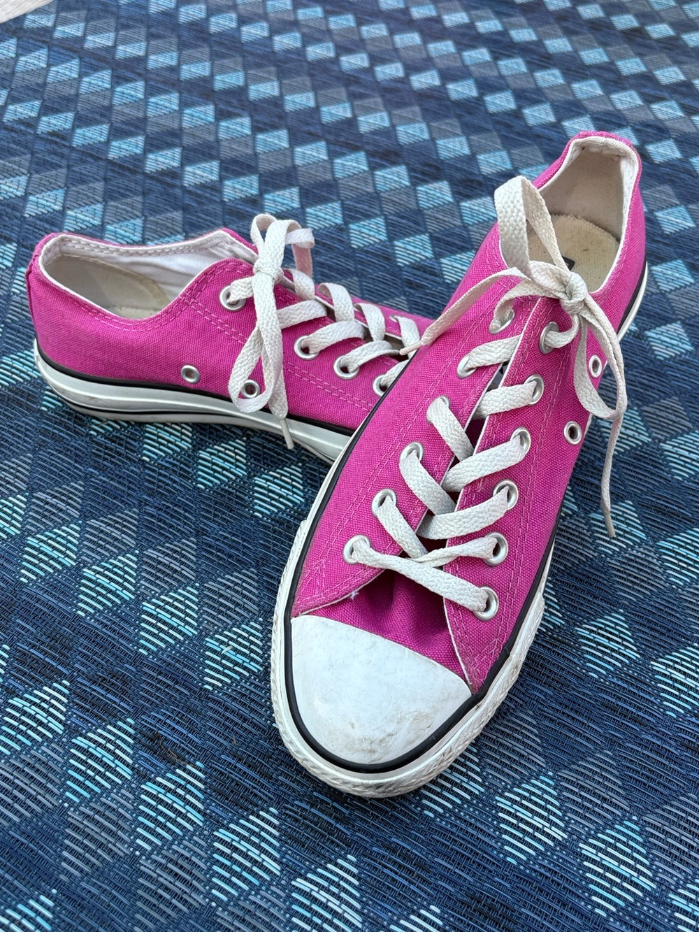 Converse Classic Low-Top Canvas Sneakers in Bright Pink size 7
